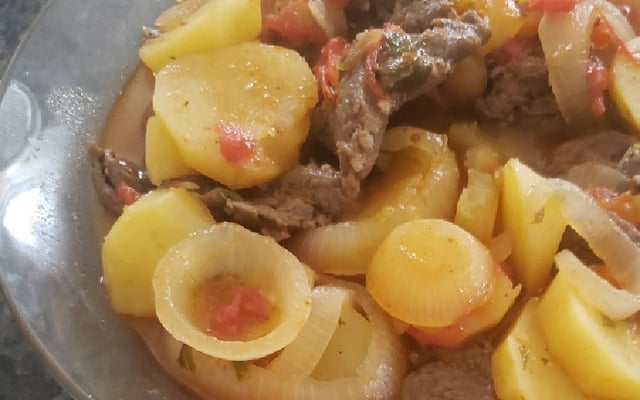 Bife de caldo com batatas