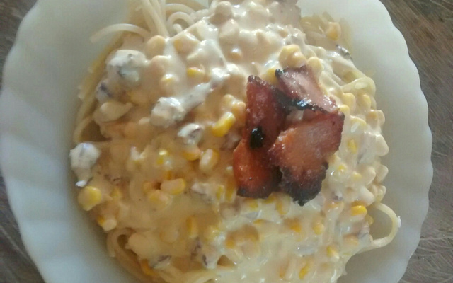 Macarrão com molho branco e bacon