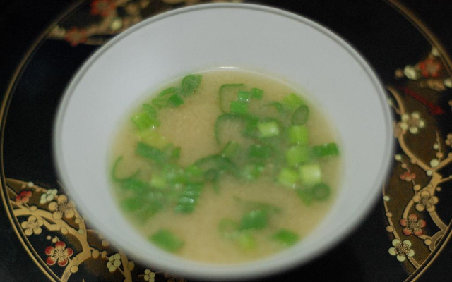 Missoshiru com batatas raladas