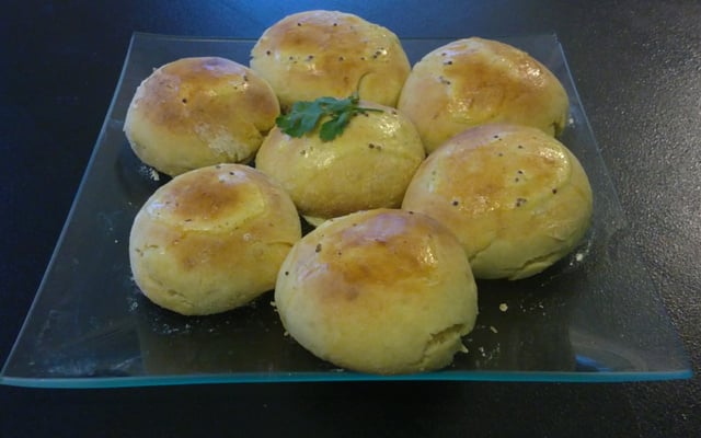 Pão de batata recheado com mortadela