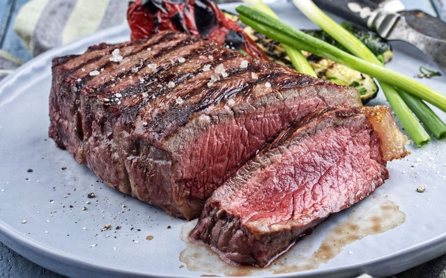 Porção de maminha na airfryer suculenta em um prato