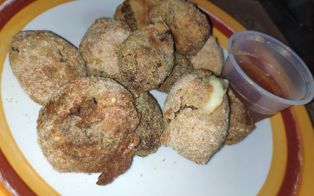 Croquete de lingua com queijo