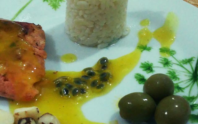 Salmão grelhado com molho de maracujá