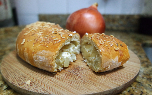 Pão recheado com cebola e queijo cremoso