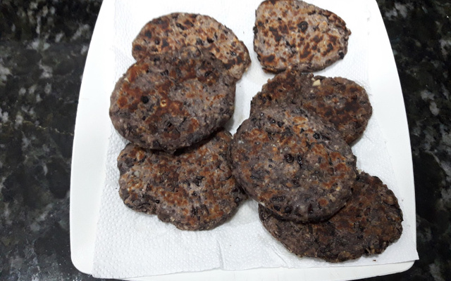 Hambúrguer vegano de feijão preto