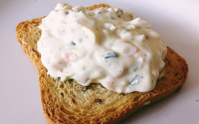 Patê de ricota com cebola caramelizada