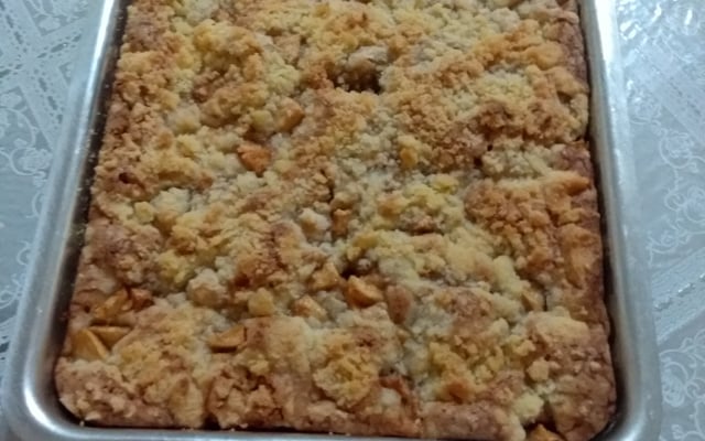 Bolo de maçã com farofa