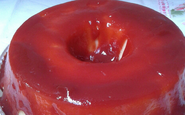 Pudim de queijo com calda de goiabada cascão