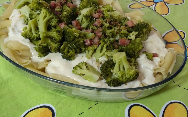 Macarrão com brócolis e creme branco