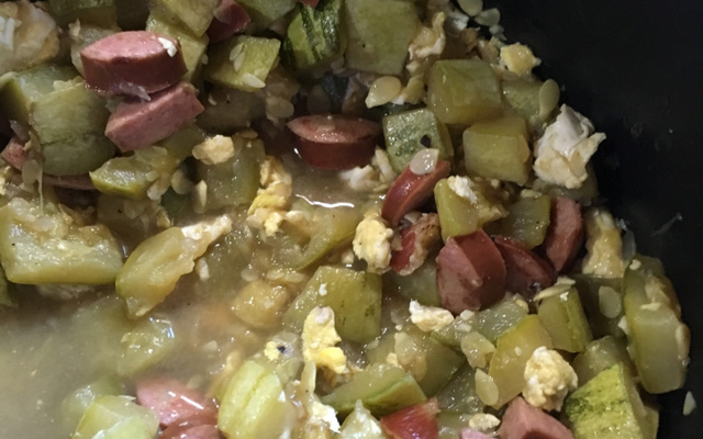 Mexidinho de abobrinha com calabresa fininha e ovos