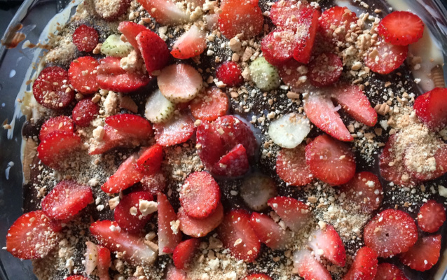 Pavê de maracujá com brigadeiro e morango