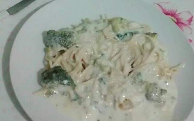 Macarrão ao molho branco e brócolis