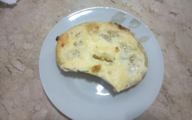 Batata assada com creme de alho