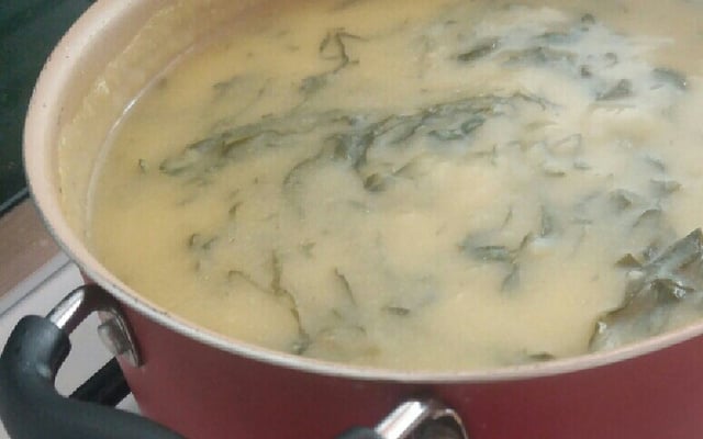 Sopa de fubá com couve