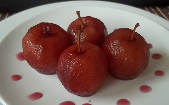 Maçãs em calda de vinho