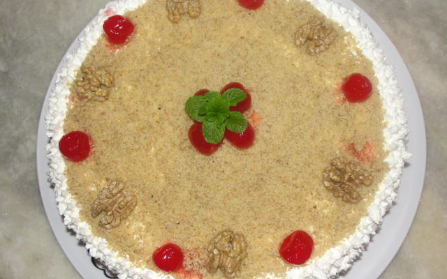 Bolo de nozes com cerejas