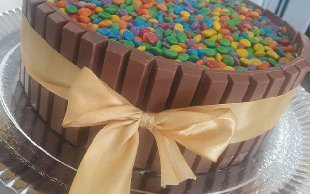 Bolo de aniversário com kit kat