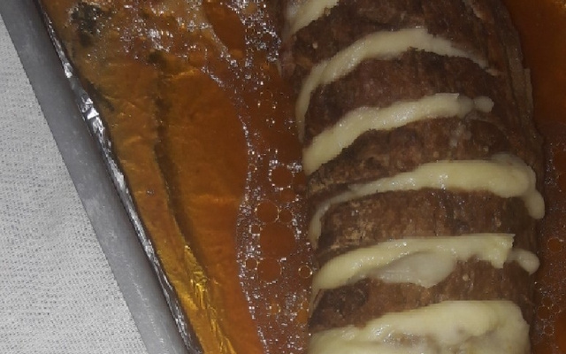 Lagarto recheado com queijo e presunto