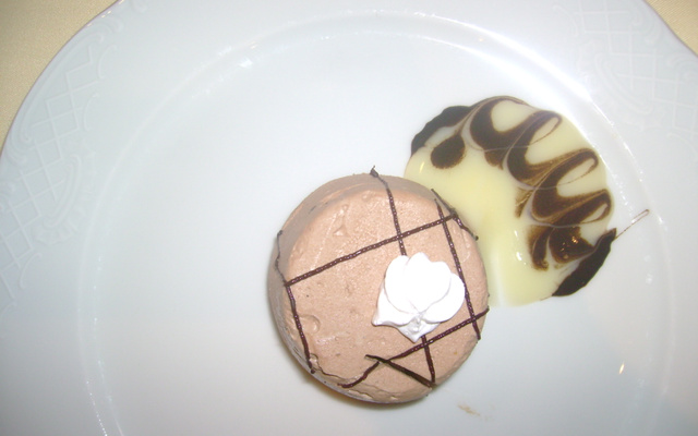 Gelado de chocolate com creme inglês