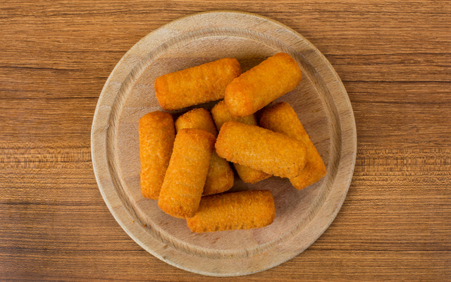 Bolinho de batata recheado e empanado com farofa Yoki