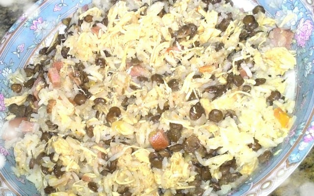Arroz com lentilhas, frango e passas