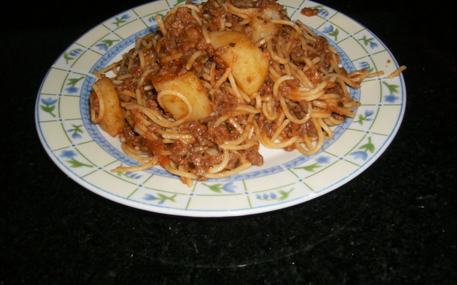 Macarrão com carne e batata