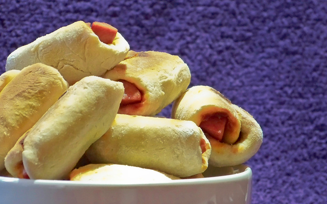 Enroladinho de pizza com salsicha