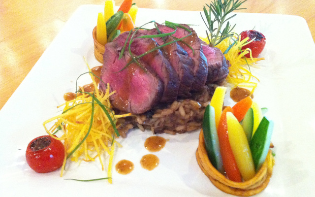 Tornedor de filet mignon com molho Marsala com vegetais e risoto de funghi