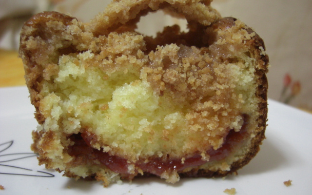 Bolo com recheio de goiabada e cobertura crocante