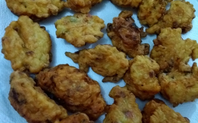 Bolinho de arroz com bacon e calabresa