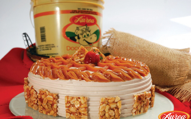 Bolo Doce de Leite e Crocante de Amendoim - Áurea