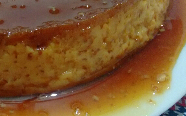 Pudim de leite condensado com furinhos