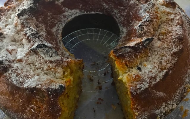 Bolo de banana batido na mão
