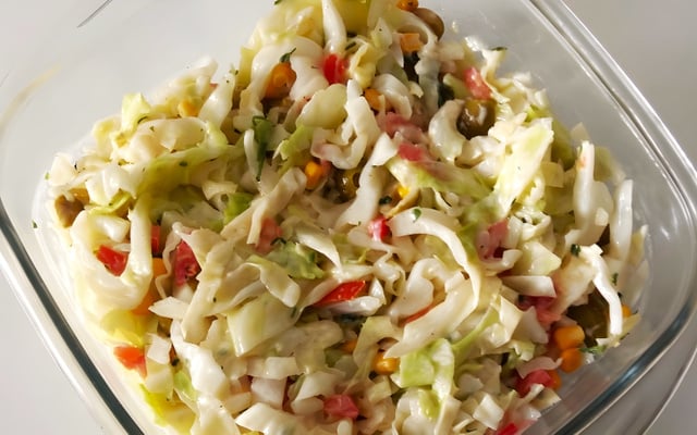 Salada de repolho com maionese e legumes no refratário