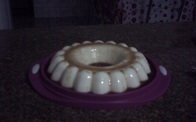 Flan de iogurte com calda de goiaba