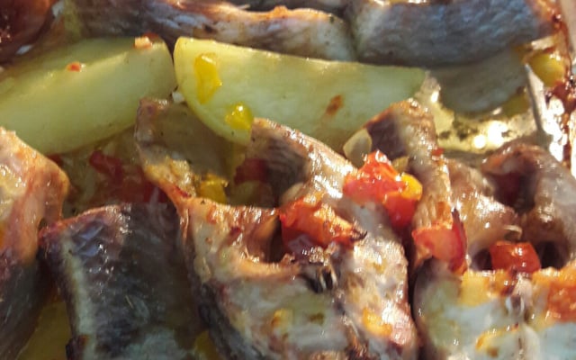 Tilápia assada ao creme de cebola