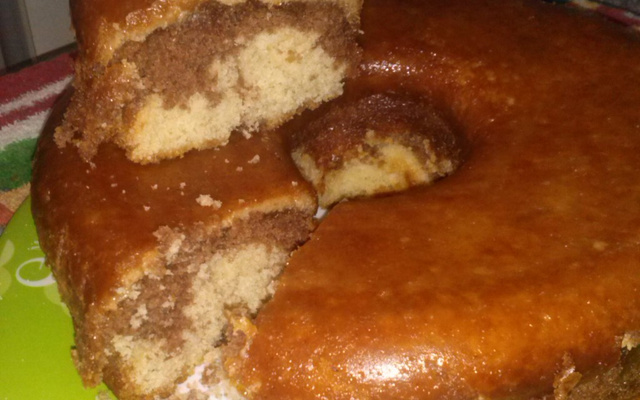 Bolo mesclado com leite condensado