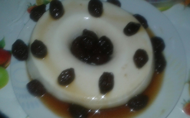 Manjar branco com calda de ameixas