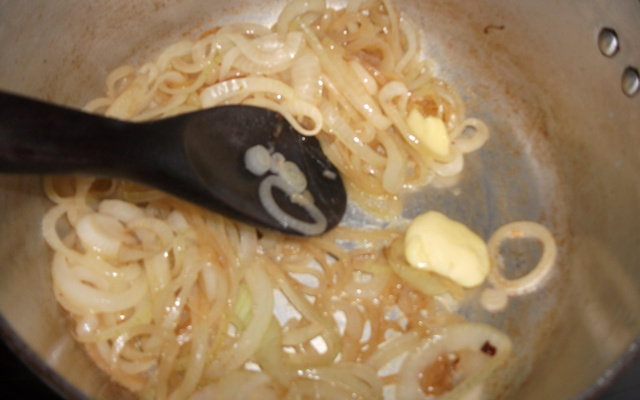 Sopa de cebola com alho poró