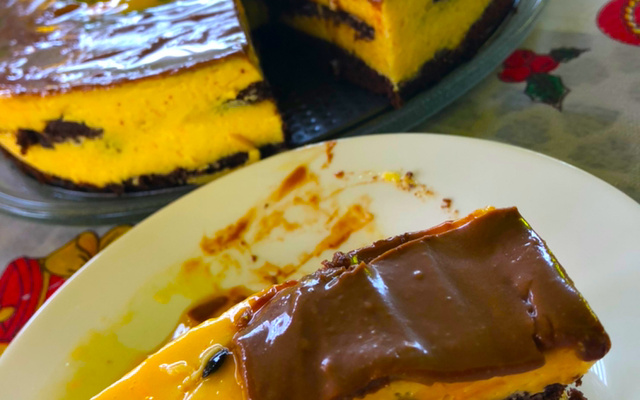 Torta mousse de maracujá e chocolate