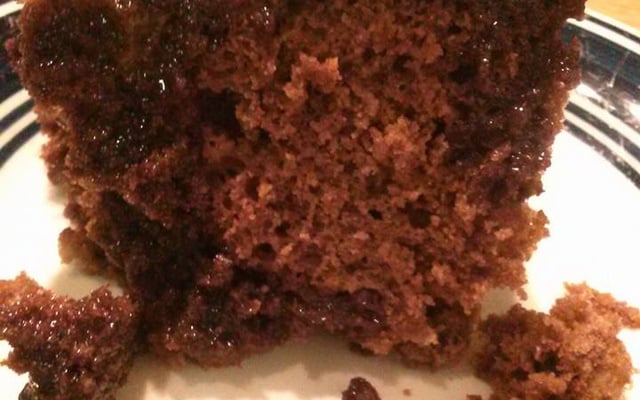 Bolo de chocolate com banana e nozes