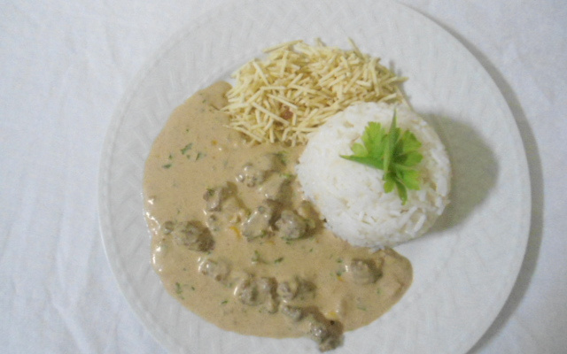 Estrogonofe de carne com vinho tinto