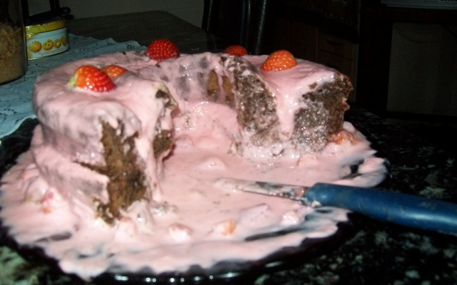 Bolo de chocolate com recheio de morango