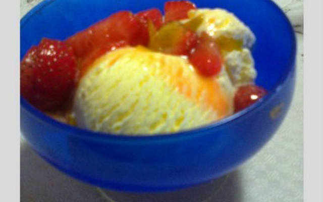 Calda de morangos flambados com sorvete de creme