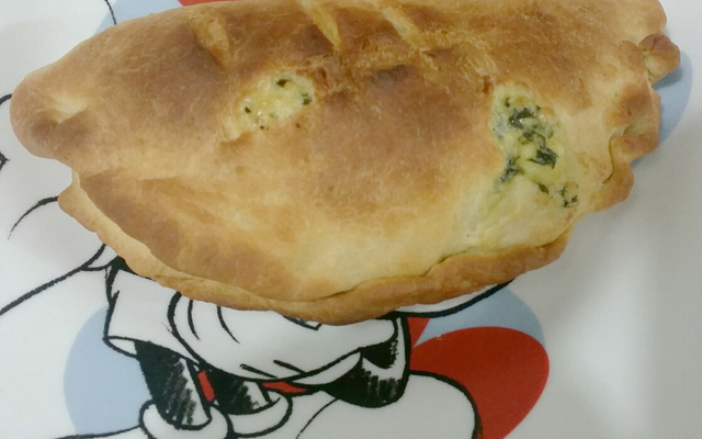 Empanada de queijo com espinafre