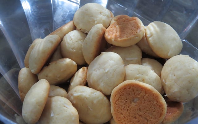 Biscoitos de leite condensado com coco