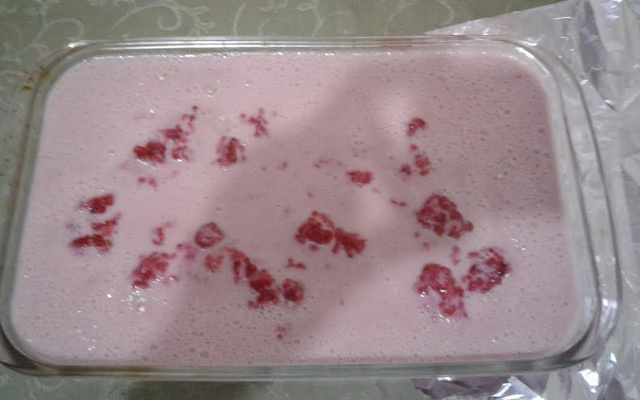 Bolo de coco com creme de amoras