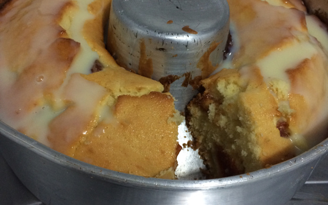 Bolo de goiabada com leite condensado