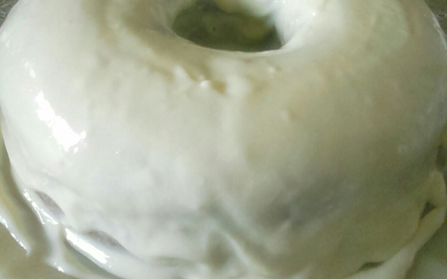 Bolo de iogurte com gelatina e cobertura de limão