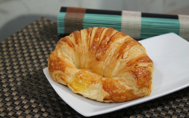 Croissant assado de máquina de pão